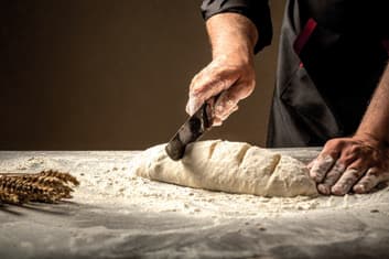 Artisan Maison Amaya travaillant la pâte